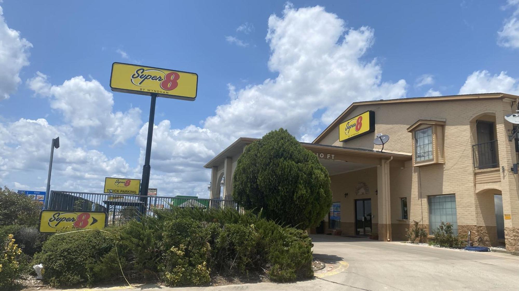 Super 8 By Wyndham Decatur Texas Hotel Exterior foto